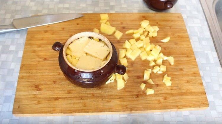 Добавете няколко резена сирене върху маслото.