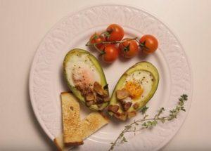 طبخ وجبة فطور لذيذة مع الأفوكادو: وصفة بسيطة وسريعة مع صور خطوة بخطوة.