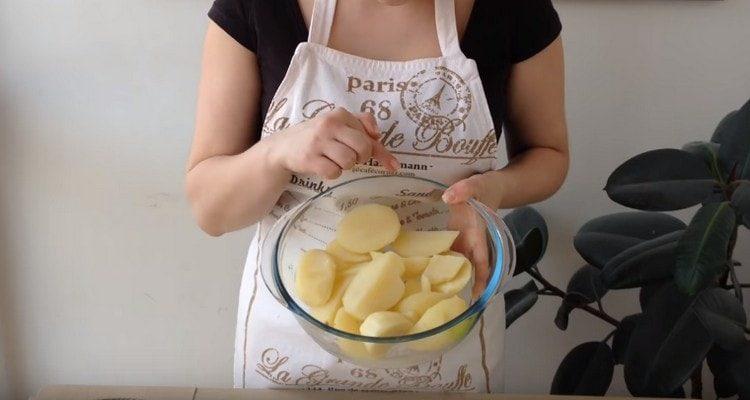 Сварете картофите до готовност.