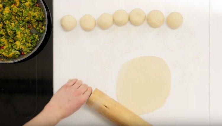 Разточете топка от всяко парче тесто, след което го разточете с точилка.