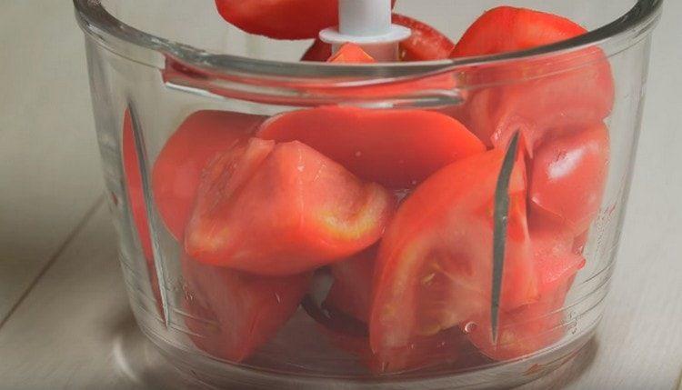 Поставете нарязаните домати в купата на блендера.