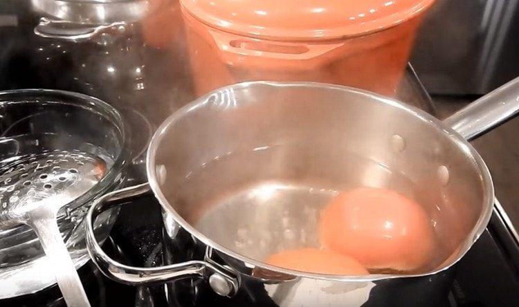 Потопете доматите във вряща вода.