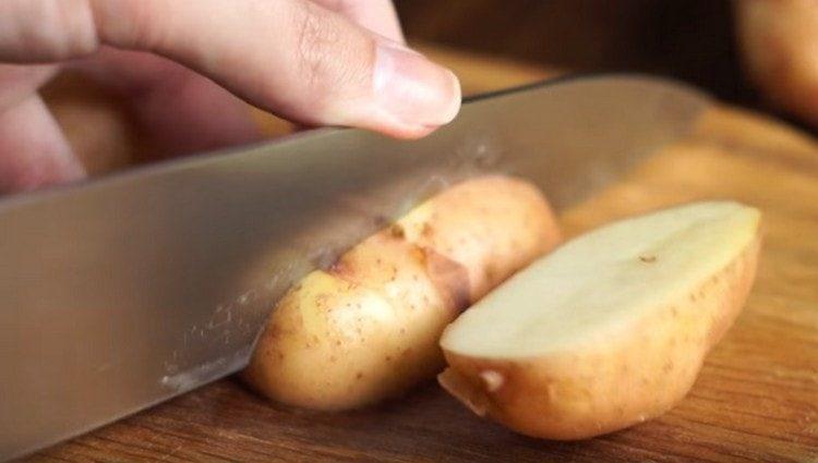 Измийте ми картофите и ги нарежете на четвъртинки.