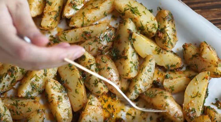 Сложете картофите върху лист за печене и сложете във фурната.