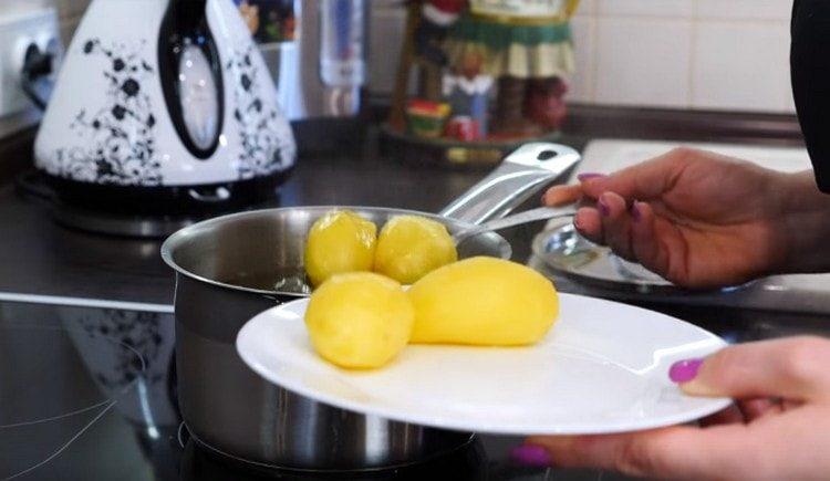 Сварете картофите, докато се сварят наполовина, след което го оставете леко да се охлади.