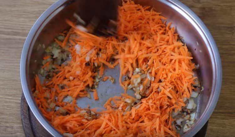 След това добавете моркова към лука.
