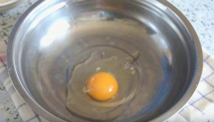 В купа разбийте яйцето, добавете брашното.