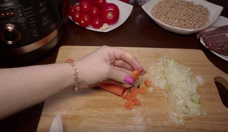 Нарежете морковите на кръгчета.