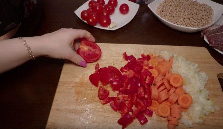 نحن أيضا قطع الطماطم.