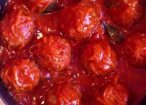 пригответе вкусни таралежи в доматен сос