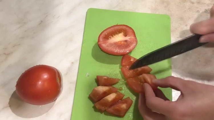 يقطع البصل والطماطم