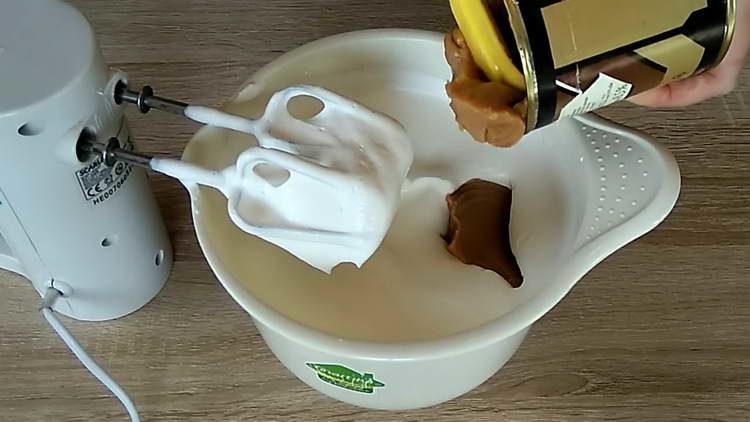 magdagdag ng condensed milk sa cream