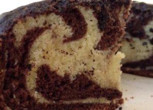 naghahanda ng isang pinong zebra cake ayon sa klasikong recipe