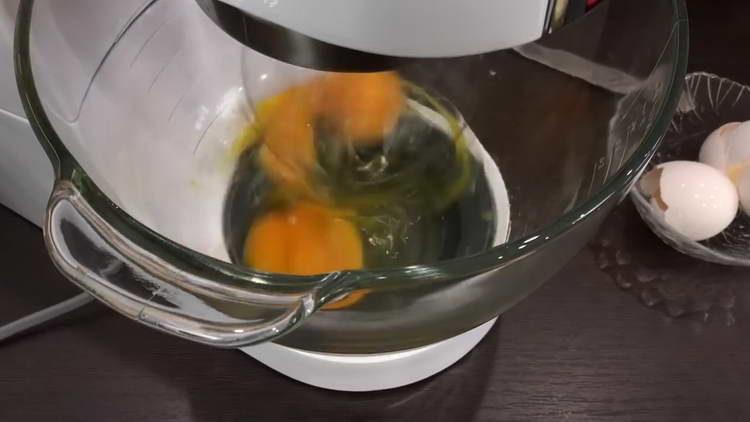разбийте яйцата с миксер